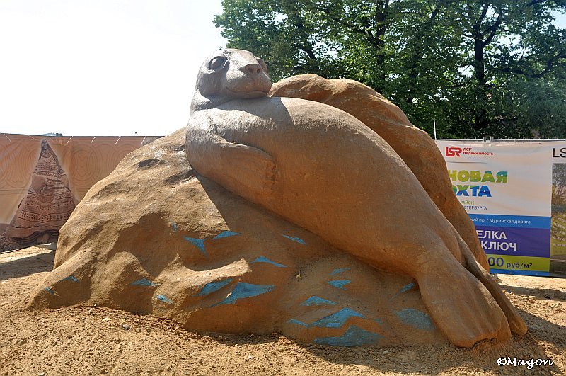 Sand Festival в России: скульптура тюленя на песчаном холме